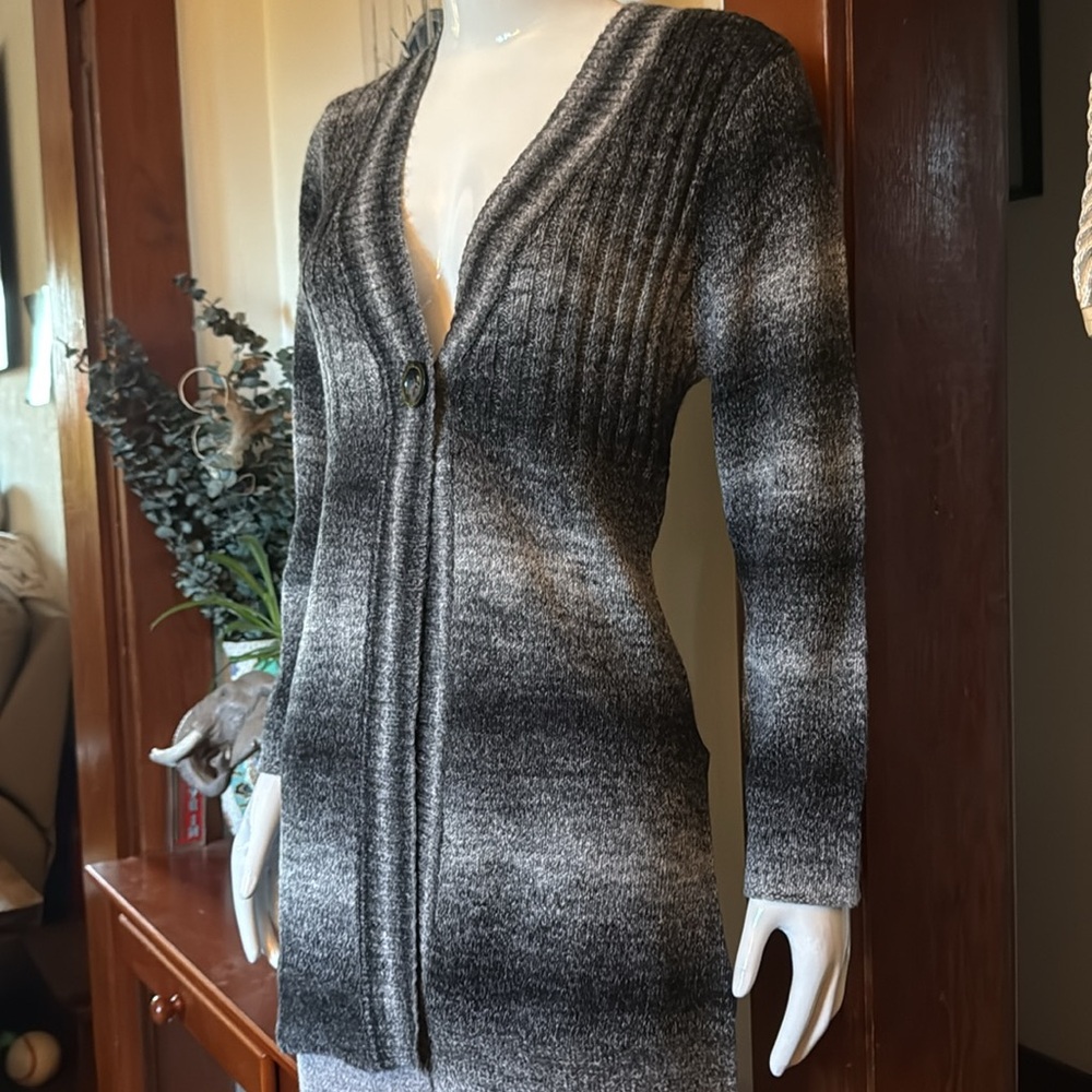 NWT northern reflections size small Women's Gray Ombre one button Sweater
